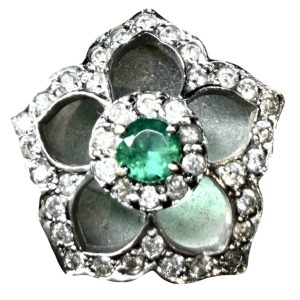 K18WG 18金ホワイトゴールド エメラルドつきリング