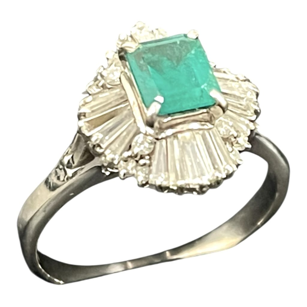 PT900(プラチナ900)エメラルドリング