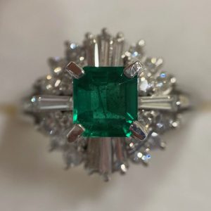 エメラルド付きプラチナリング