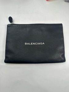 バレンシアガ ザーレタークラッチバッグ