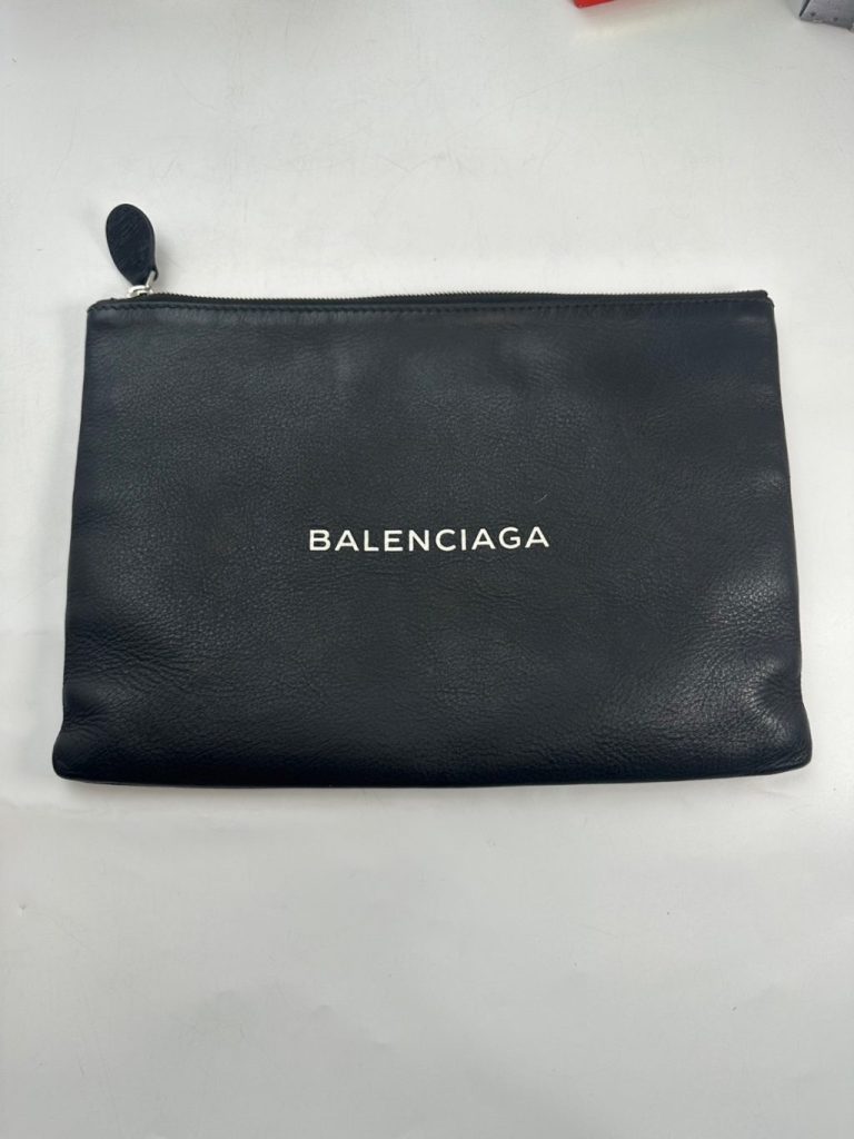 バレンシアガ ザーレタークラッチバッグ
