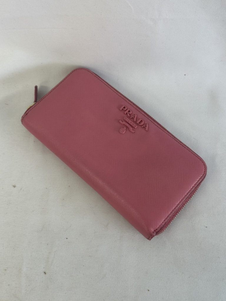 プラダ サフィアーノレザー ラウンドファスナー長財布