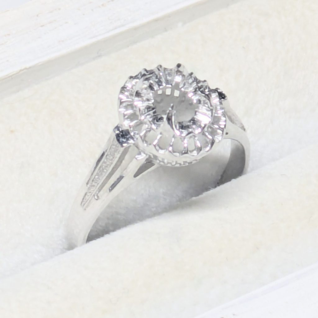 ホワイトゴールド　WG　リング　宝石が取れたもの