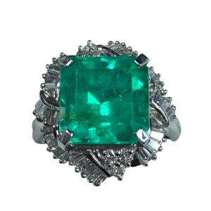 Pt900（プラチナ900）　エメラルド7.28ct、メレダイヤ0.8ct　リング
