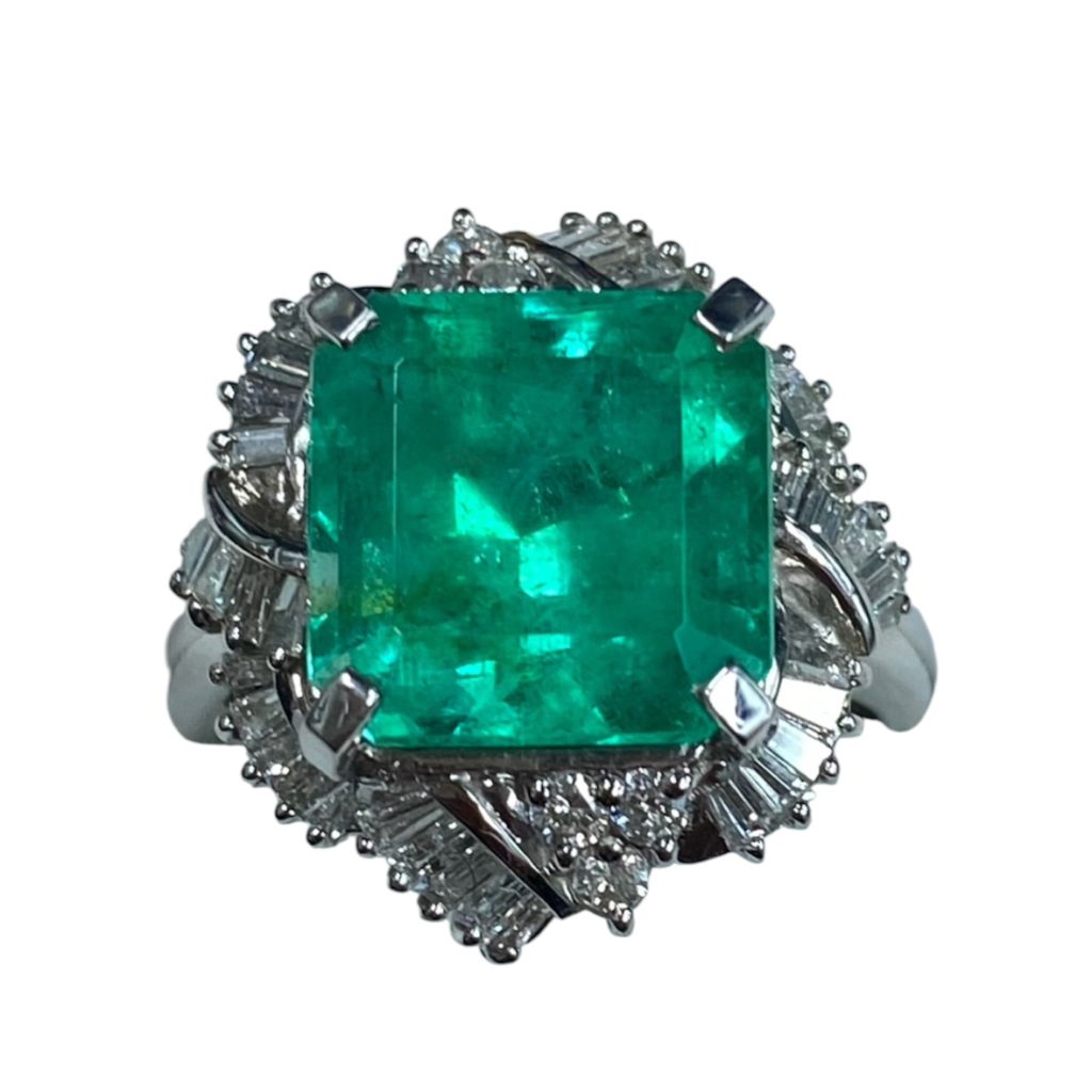 Pt900（プラチナ900）　エメラルド7.28ct、メレダイヤ0.8ct　リング