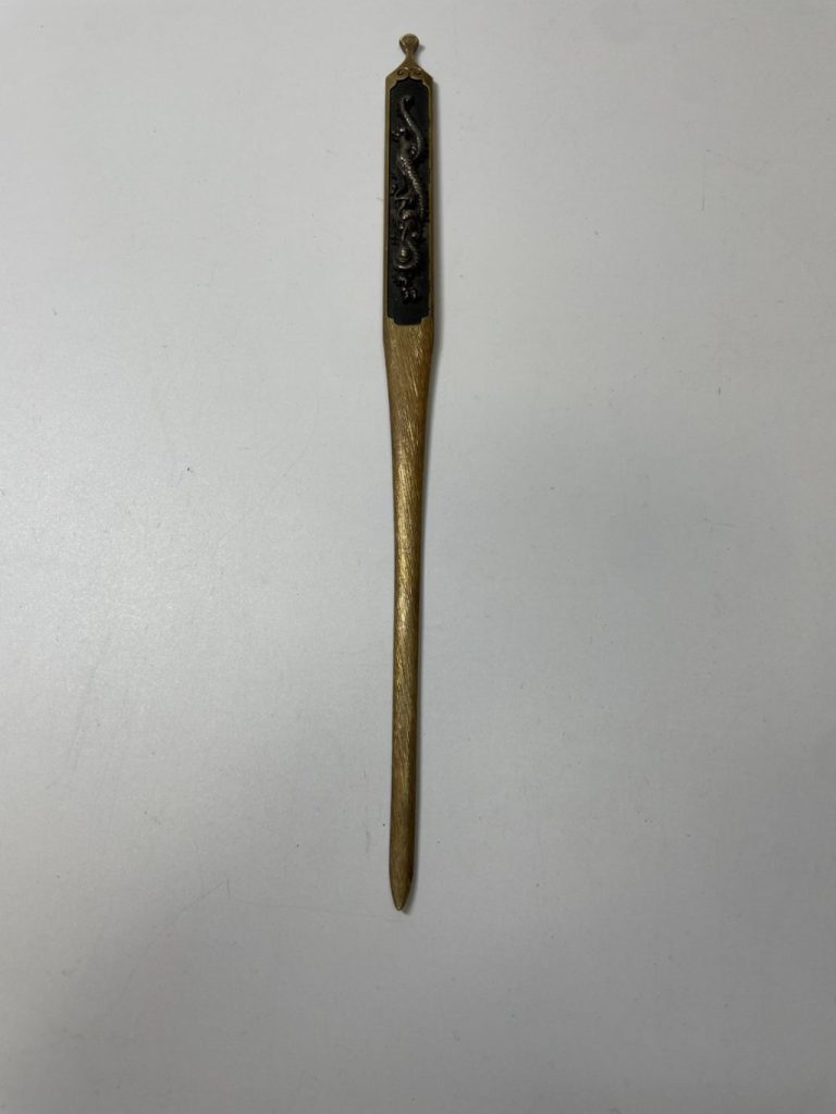 日本刀装具 笄 銀地龍据紋