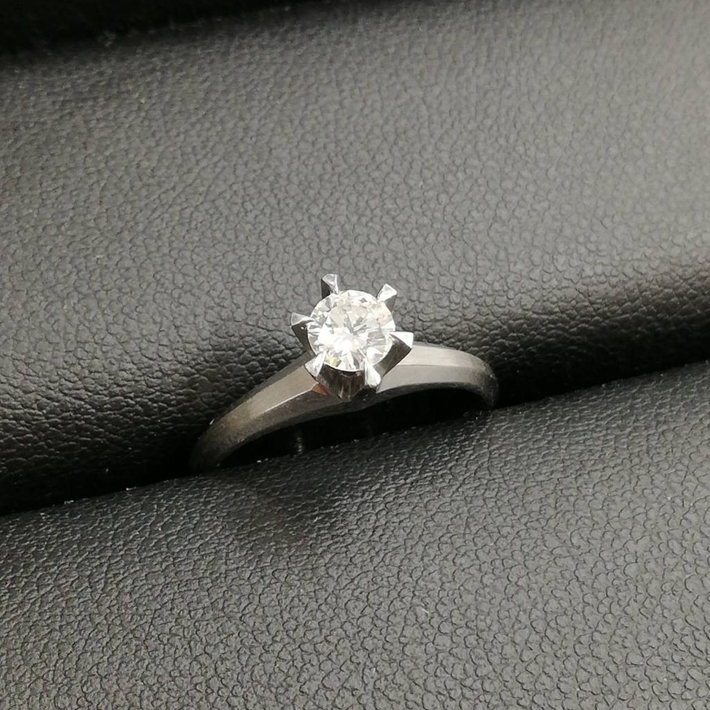 【三沢市】Pt900　ダイヤモンドリング　0.31ct　をお買取り致しました！