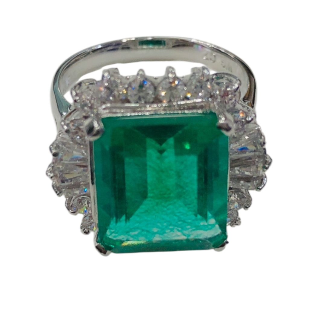 K18WG（18金ホワイトゴールド）　エメラルド4.5ct　メレダイヤ1.2ct　リング