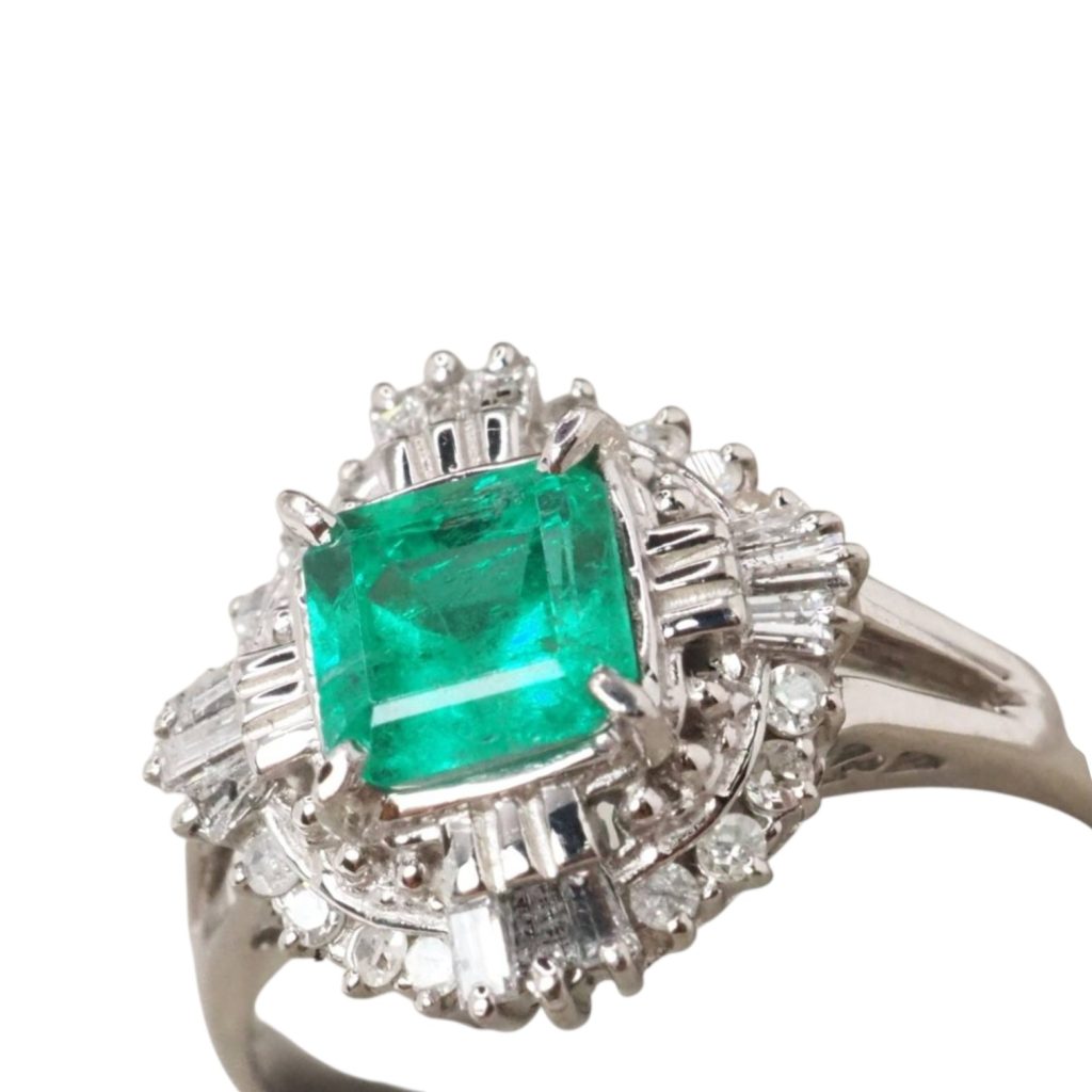 Pt900(プラチナ) エメラルド0.7ct メレ0.3ct  リング