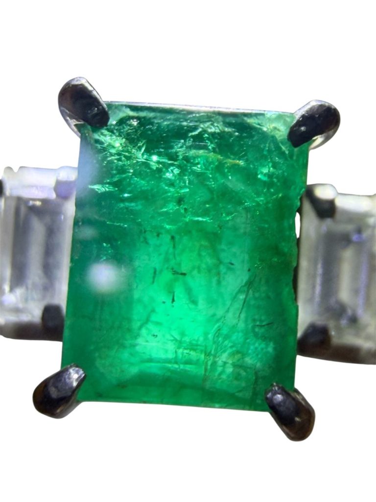 【買取実績】Pt900 エメラルドリング 1ct メレダイヤ0.4ctを高価買取｜イオン登別店