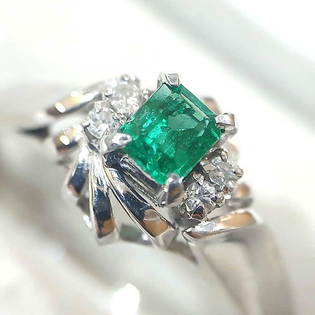 【Pt900エメラルドリング】プラチナ900・メレダイヤ・貴金属・アクセサリー