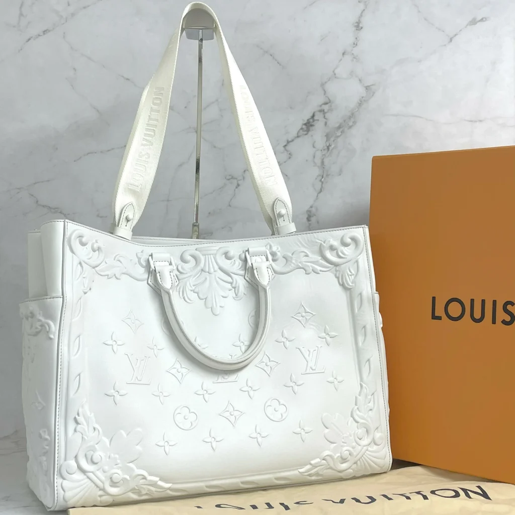 LOUIS VUITTON ルイヴィトン モノグラム エンボス サック プラ ラージ ホワイト 2023年製 M21841｜前橋市江田町