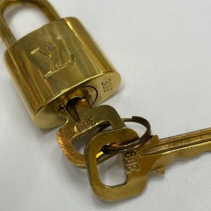 ルイヴィトンの付属品でも高価買取しております！| 昭島市代官山| ルイ・ヴィトン（LOUIS VUITTON）のパドロック（南京錠）と鍵のセット