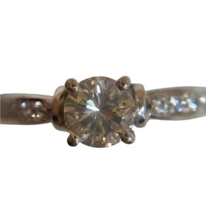 Pt900（プラチナ900）　ダイヤモンド0.63ct、メレダイヤ0.2ct　リング