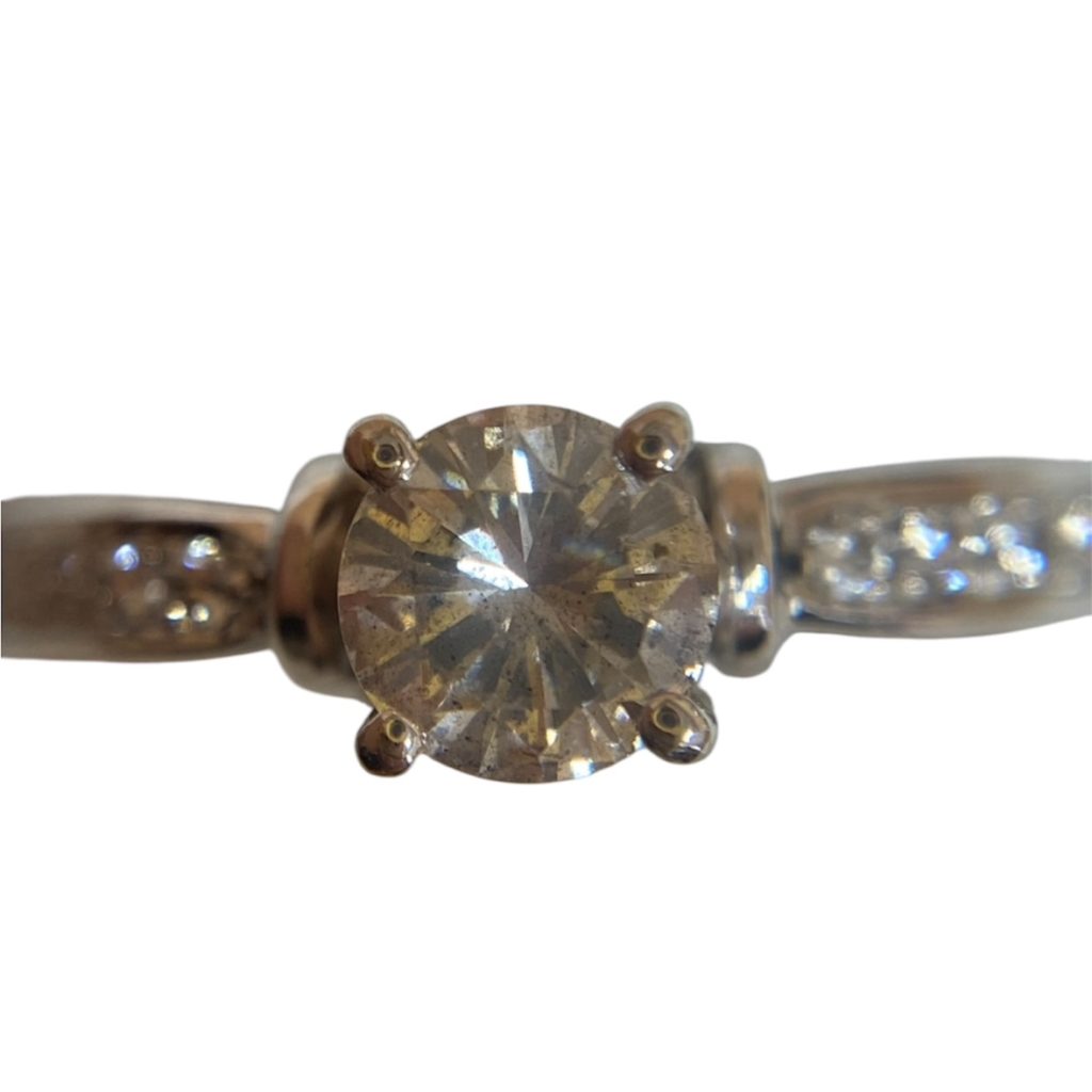 Pt900（プラチナ900）　ダイヤモンド0.63ct、メレダイヤ0.2ct　リング