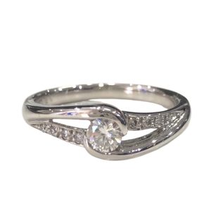 Pt900（プラチナ900）　ダイヤモンド0.23ct、メレダイヤ　リング