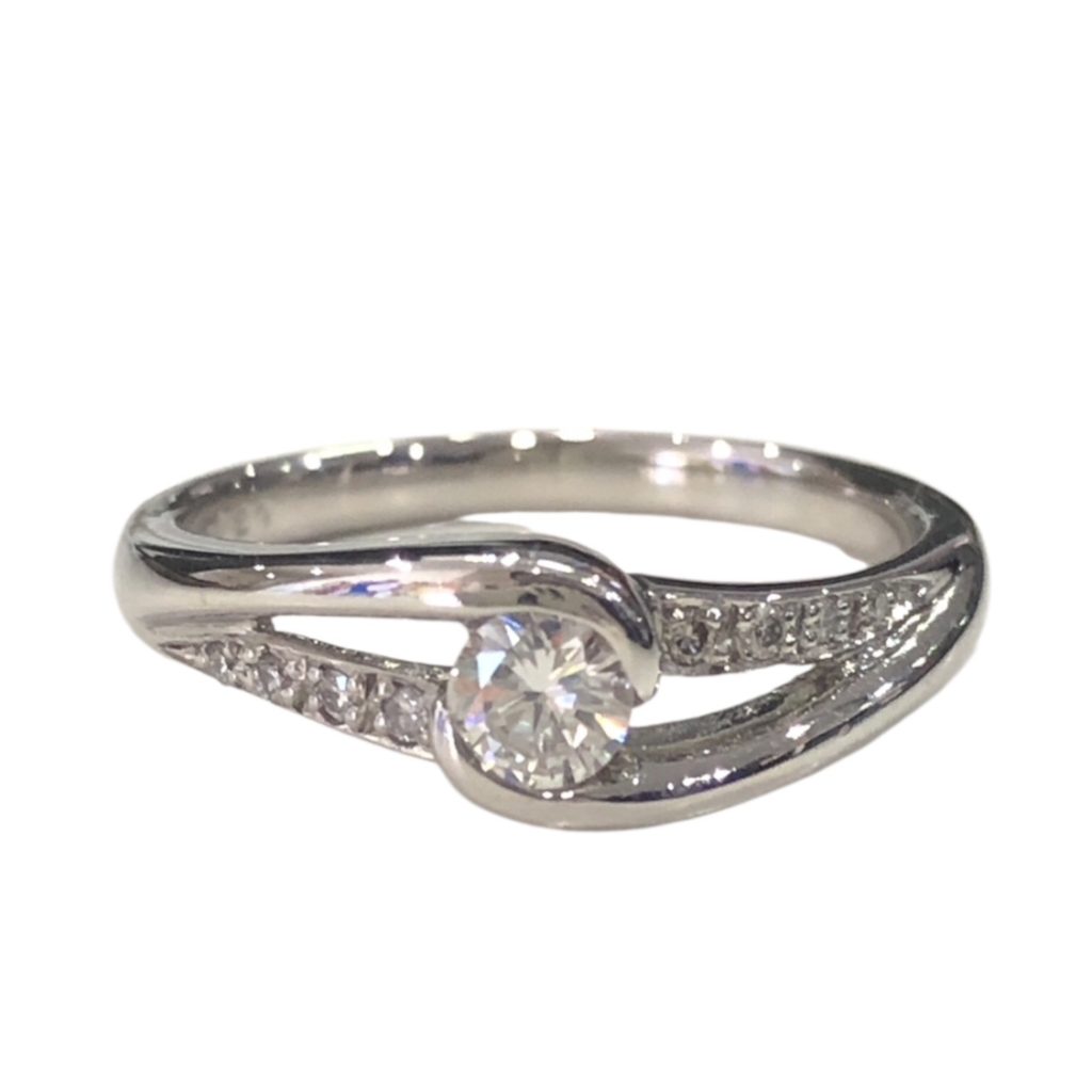 Pt900（プラチナ900）　ダイヤモンド0.23ct、メレダイヤ　リング
