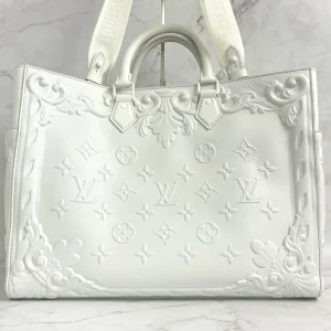 LOUIS VUITTON ルイヴィトン モノグラム エンボス サック プラ ラージ ホワイト｜伊勢崎市今泉町