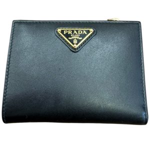 PRADA　三角ロゴプレート　二つ折り財布　ブラック