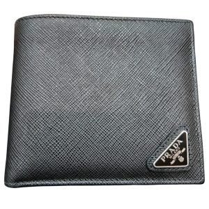 ドPRADA（プラダ）サフィアーノレザー二つ折り財布（型番：2MO738）