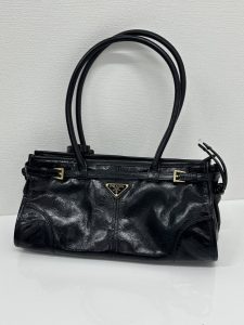 PRADA ブラックレザーハンドバッグ