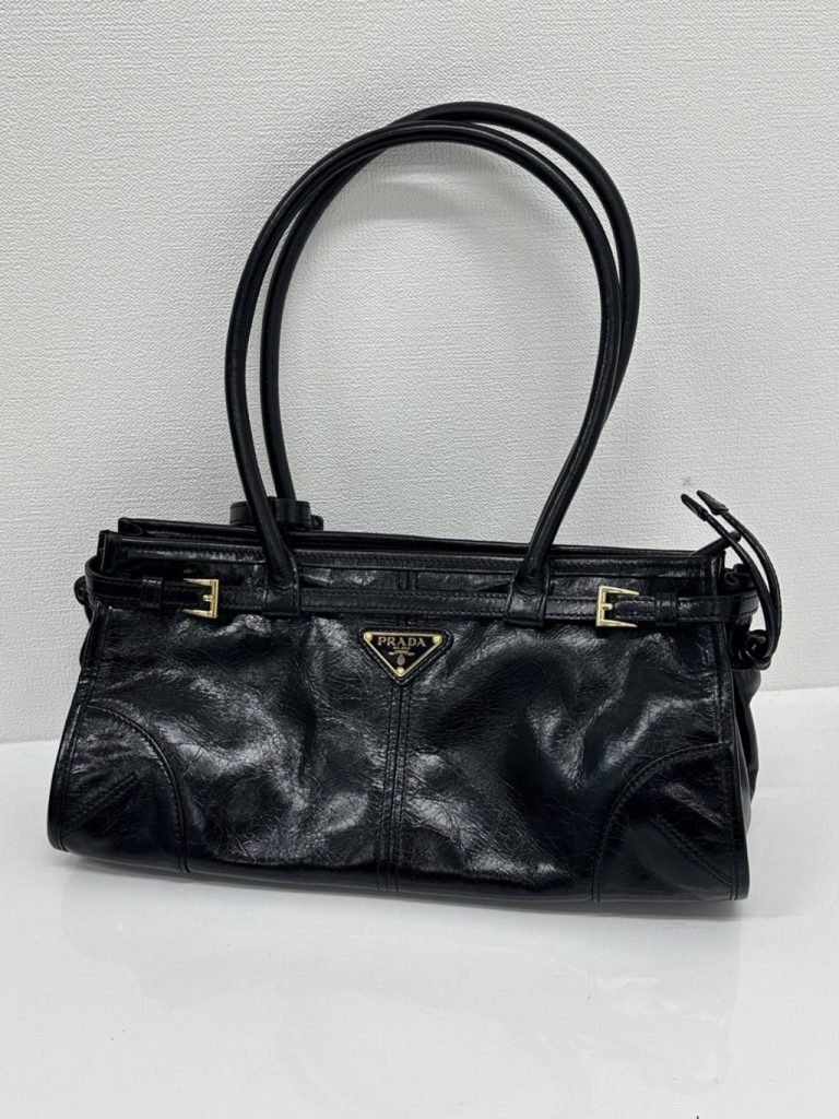 PRADA ブラックレザーハンドバッグ