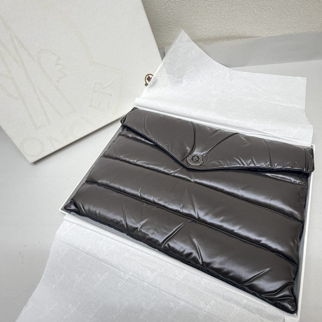 モンクレール / MONCLER / クラッチバッグ / ポーチ / ダウン