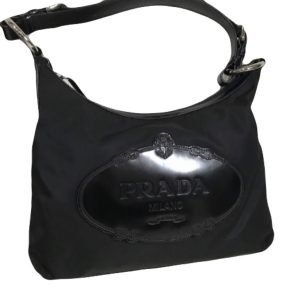 人気ブランド PRADA（プラダ）のエナメルワンショルダーバッグ