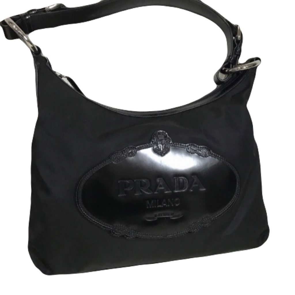 人気ブランド PRADA（プラダ）のエナメルワンショルダーバッグ