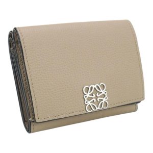 LOEWE（ロエベ）「アナグラム トライフォールド ウォレット」