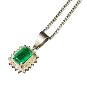 Pt900 プラチナ900 エメラルド付きネックレス